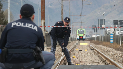 Follia sui binari: divani e bici sulle rotaie per una sfida tra ragazzini