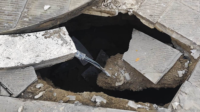 Arezzo: si apre una buca sotto le ruote di un camion in via Guido Monaco