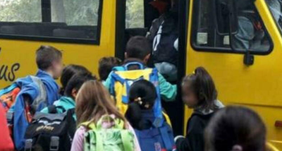 Dimenticato nello scuolabus: autista e assistente a processo