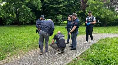 Resti su un marciapiede a Parma: quasi certamente non sono umani