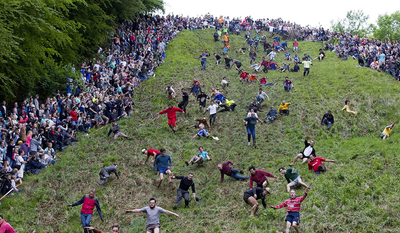 Forma di formaggio, discesa ripida e ossa rotte:la corsa più pericolosa