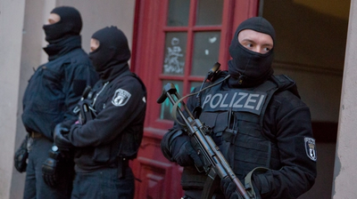 Polizia e artificieri controllano gli istituti minacciati via email