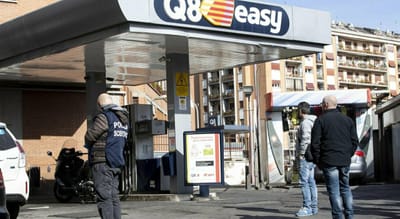 Rapina distributore vicino Roma: un morto caccia ai killer.