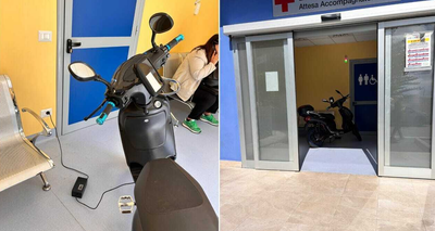 Entra col motorino elettrico in pronto soccorso e lo mette sotto carica.
