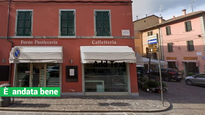 Si lancia dalla finestra per goliardia, salvato dalla tenda del negozio