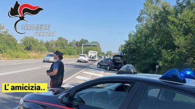 Dichiara il furto dell'auto per aiutare l'amico fuggito nell'inseguimento