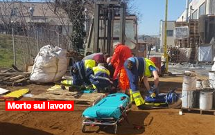 Tragedia sul lavoro: operaio schiacciato dalle forche del muletto.
