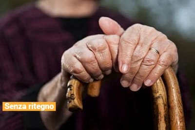 Sorso: soccorre un’anziana caduta in casa e poi la deruba.