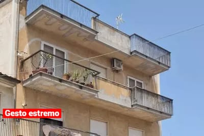 Uomo uccide la moglie e poi si toglie la vita. La coppia aveva tre figli.