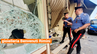 Auto contro la gioielleria in pieno centro, i banditi fuggono col bottino