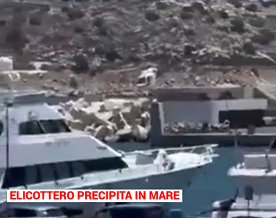 Elicottero precipita in mare a Vouliagmeni: paura tra i turisti,salvi.