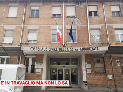 Si presenta al pronto soccorso con dolori, ignorando l'entrata in travaglio