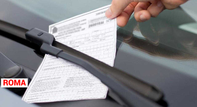 Roma, parcheggia sulle strisce blu e lascia un biglietto ai vigili: "Vi prego ho la Maturità, ho girato per 20 minuti": multato