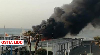 Incendio sul lungomare Paolo Toscanelli I Vigili del Fuoco sono intervenuti