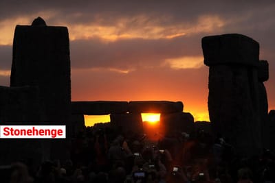 Migliaia di persone guardano l'alba del solstizio d'estate a Stonehenge