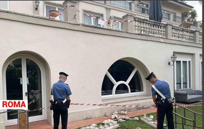 Cede la ringhiera della terrazza, 6 ragazzi precipitano da 5 metri