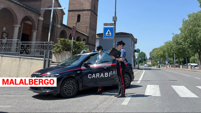 Strappano la collana d’oro all’anziana con la tecnica dell’abbraccio