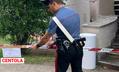 Sorprende tre ladri in casa, spara e ne ferisce uno