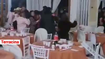 Battesimo da incubo al ristorante. "Chi paga il conto?": colpisce la suocera con una sediata in faccia