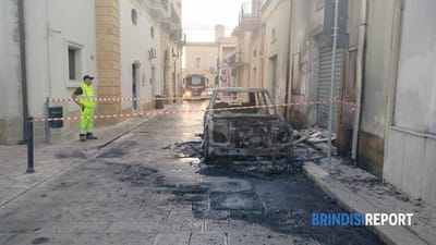 Incendio auto all'alba: secondo attentato ai danni di un avvocato