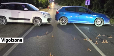 Auto di traverso e chiodi a tre punte sulla strada: ladri in azione nella notte a Vigolzone