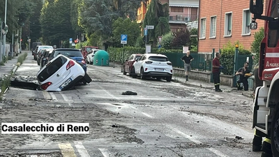 Casalecchio di Reno, (Bo) la rottura improvvisa di una condotta dell’acqua ha provocato il cedimento