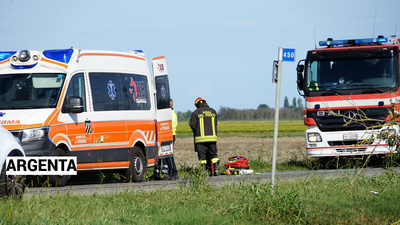 Camion esce di strada, si ribalta e prende fuoco: sul posto 118 e pompieri