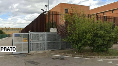 Cellulari e droga lanciati con fionde e palloni nel carcere di Prato. Indagati agenti e detenuti
