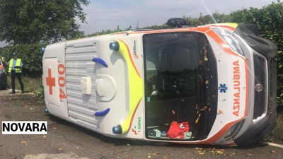 Ambulanza si ribalta, 5 feriti tra cui il paziente a bordo