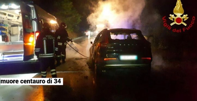 Schianto nel tratto maledetto, poi la moto prende fuoco: muore centauro di 34 anni