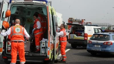 Travolto e ucciso da un’auto mentre camminava lungo la carreggiata