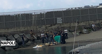 Corpo senza vita tra le barche ormeggiate nelle acque di Mergellina, al molo Alilauro