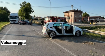 Valsamoggia (BO) si schianta con l’auto all'alba per un colpo di sonno: 21enne gravissimo, illeso l’amico