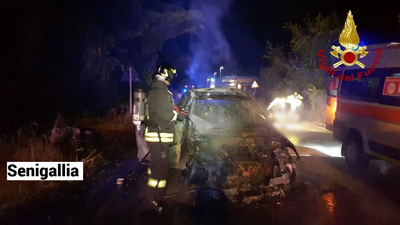 Tremendo incidente nella notte, prima lo scontro tra auto e moto poi l'incendio, gravissimo un centauro