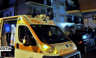 Ostia, uomo pestato e abbandonato in un carrello: al collo un cartello con scritto “infame”