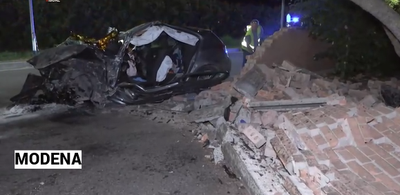 Schianto tremendo ai Tre Olmi: auto sfonda il muretto di una casa, feriti due giovani