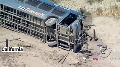 California, autobus colpisce i binari e si ribalta: decine di feriti