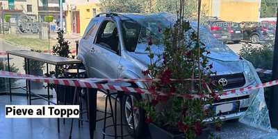SUV sfonda la vetrata della pasticceria, paura tra i clienti ma nessun ferito