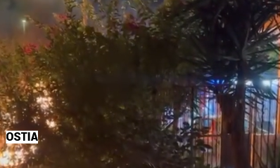 Notte di paura in via delle Sirene: auto e scooter in fiamme, indagini in corso