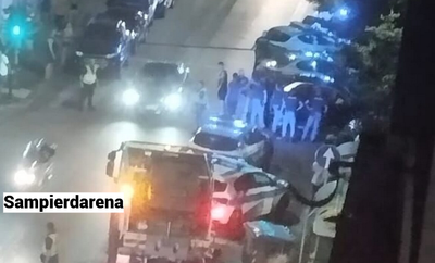 Inseguimento nella notte a Sampierdarena: auto si schianta contro un palo, tre fermati due arresti