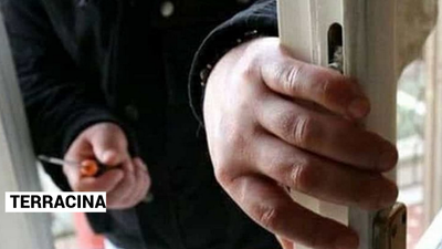 Terracina, rientra a casa e sorprende tre ladri: colpito al volto, ne blocca uno