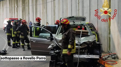 Scontro nel sottopasso: tre feriti estratti dalle lamiere dai Vigili del Fuoco