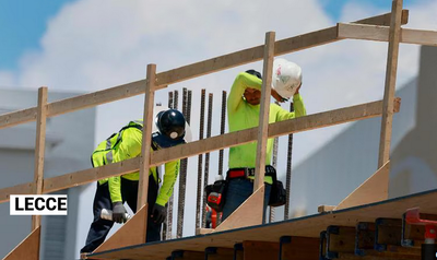 Crolla solaio durante ristrutturazione: tre operai estratti vivi, uno è grave