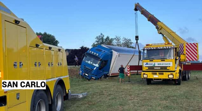 Incidente in rotonda, camion esce di strada e si ribalta: soccorsi sul posto