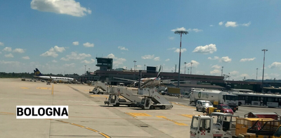 Volo Bologna-Londra, disagi e tensione: passeggeri bloccati 5 ore a bordo, tra loro bambini e un disabile