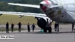 Uomo muore risucchiato dal motore di un aereo, ipotesi suicidio