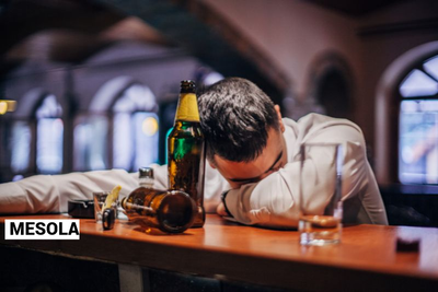 Ubriaco fa irruzione in un bar-ristorante: la titolare si barrica per paura