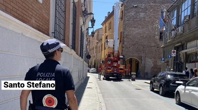 FERRARA, tegole cadono in strada nel centro storico: paura tra i passanti
