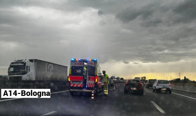 Traffico in tilt sull’A14 per tamponamento tra due auto: disagi tra Castel San Pietro e San Lazzaro
