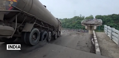 (India) Crolla il ponte Gambhira: almeno 9 morti, veicoli precipitati nel fiume Mahi